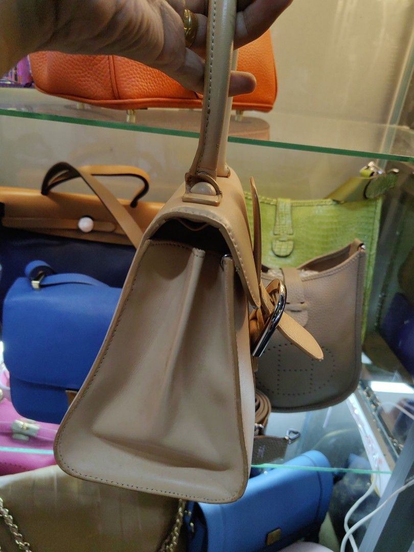 DELVAUX (Category: Luxury Bags & Wallets) located in Davao. Submitted by daneyvintage (Listing ID 1304914533, Image 3). Description: .