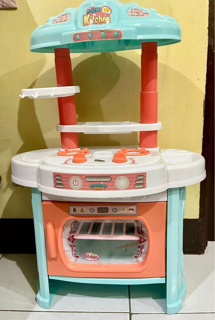 Kitchen Toy (Category: Infant Playtime) located in Antipolo. Submitted by nsantos16 (Listing ID 1304910694, Image 1). Description: Pretend play From Toys R Us Lights and sounds are working.