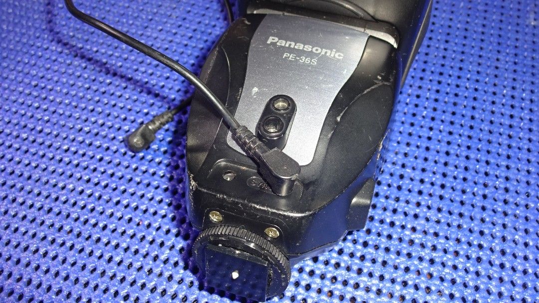 Panasonic PE-36S camera flash (Category: Flashes) located in Paranaque City. Submitted by kutoi.ancheta (Listing ID 1304913304, Image 2). Description: Panasonic PE-36S camera flash ₱1500 ✅ hot shoe mount ✅ uses 4x AA batteries! (excluded) ✅ pc sync cord included condition: seems to be functioning! Malfunctioning dial select! 3/10 cosmetics with heavy signs of use! trigger voltage and compatibility your responsibility! https://panasonic.co.jp/ew/p