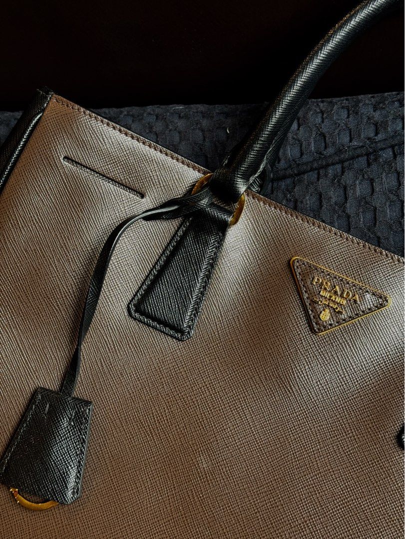 Prada Saffiano Leather Galleria Medium Tote (Category: Luxury Bags & Wallets) located in Quezon City. Submitted by secondninico (Listing ID 1304917009, Image 2). Description: Guaranteed 100% authentic Will reimburse if authenticated and proven otherwise 16x27x34cm (WxHxL) Classic Prada Saffiano Leather Inside, you’ll find a well-organized space with multiple compartments, including a center zip pocket, ensuring all your essentials are kept secure