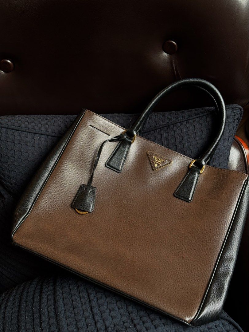 Prada Saffiano Leather Galleria Medium Tote (Category: Luxury Bags & Wallets) located in Quezon City. Submitted by secondninico (Listing ID 1304917009, Image 1). Description: Guaranteed 100% authentic Will reimburse if authenticated and proven otherwise 16x27x34cm (WxHxL) Classic Prada Saffiano Leather Inside, you’ll find a well-organized space with multiple compartments, including a center zip pocket, ensuring all your essentials are kept secure
