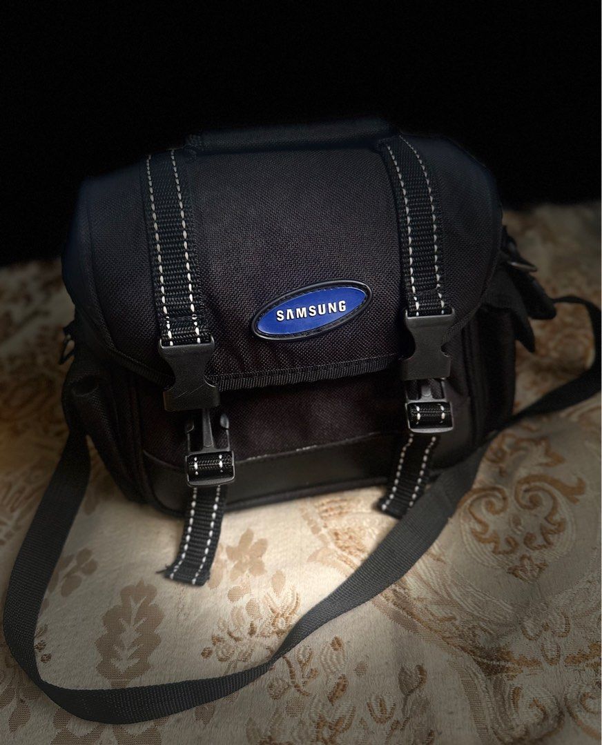 Samsung camera bag (Category: Camera Bags & Carriers) located in Tagum. Submitted by itscookiemonster (Listing ID 1304831927, Image 1). Description: Samsung Camera bag 8”x 6”x 4” (LxHxW) Flaws: missing sling. .