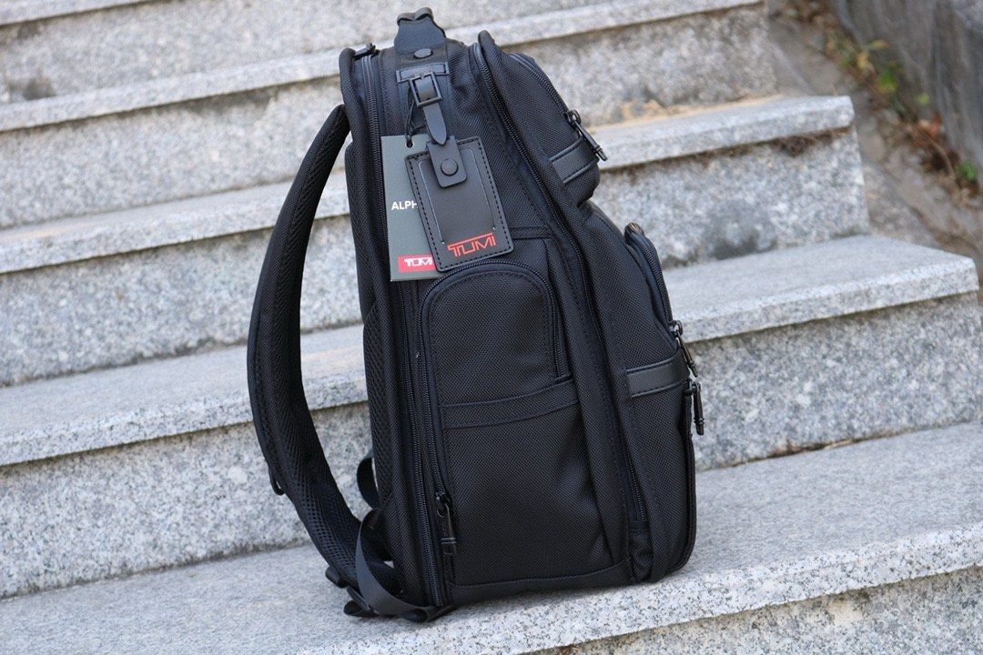 Tumi alpha 3 men’s backpack laptop bag (Category: Backpacks) located in Manila. Submitted by luxury.outlet.mall (Listing ID 1304918249, Image 2). Description: TUMI Alpha3 series 26578D3 star The same men’s fashion backpack Ballistic nylon material, bag type is exquisite workmanship. Lighter than the D2 D4, it has a rear computer compartment. The webbing is full and strong, and the back can be inserted into the trolley box. Practical, cost-effecti