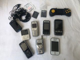 Decluttering Bundle 1 Lot Vintage Cellphones and Accessories  as-is   C4