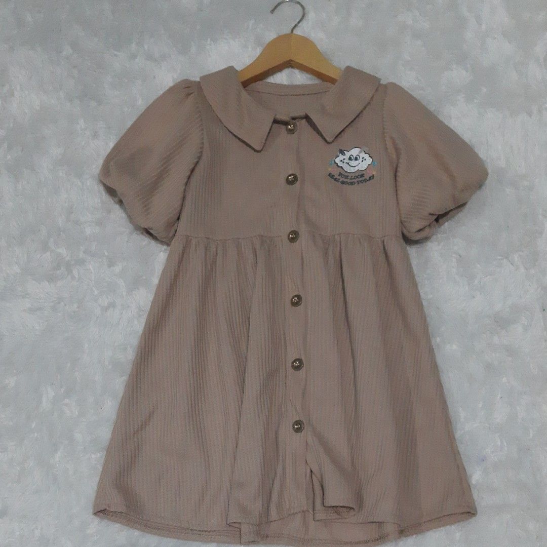 DRESS tebal mididress anak perempuan cewe coklat polos full kancing depan pesta kondangan tangan lengan pendek balon bahan jatuh gaun ulang tahun ... DRESS tebal mididress anak perempuan cewe coklat polos full kancing depan pesta kondangan tangan lengan pendek balon bahan jatuh gaun ulang tahun ...