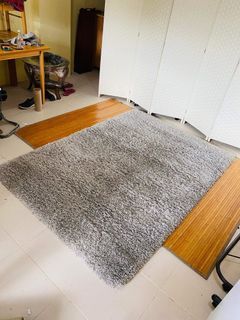 JAPAN SURPLUS FURNITURE FLUFFY GRAY CARPET   SIZE 80" X 57" inches  (AS-IS ITEM) IN GOOD CONDITION