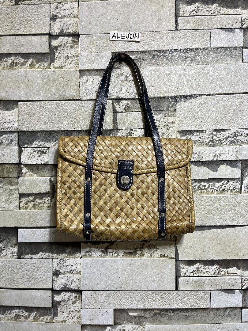 KATE SPADE NATIVE BANIG SHOULDER BAG (Category: Luxury Bags & Wallets) located in Santa Rosa. Submitted by alejon007 (Listing ID 1305072973, Image 1). Description: KATE SPADE NATIVE BANIG SHOULDER BAG 100% Legit Excellent condition No issues Medium size PRIC 1⃣5⃣8⃣0⃣ Pm.