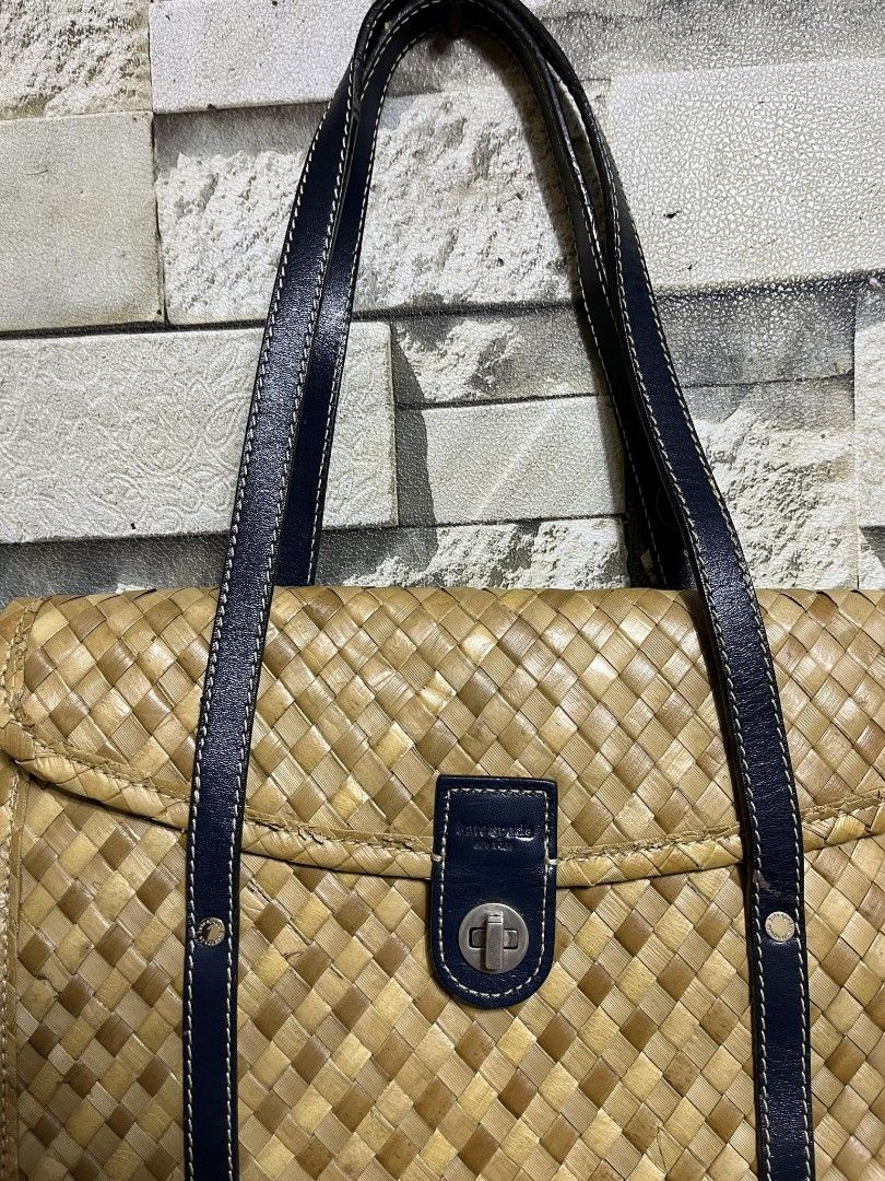 KATE SPADE NATIVE BANIG SHOULDER BAG (Category: Luxury Bags & Wallets) located in Santa Rosa. Submitted by alejon007 (Listing ID 1305072973, Image 2). Description: KATE SPADE NATIVE BANIG SHOULDER BAG 100% Legit Excellent condition No issues Medium size PRIC 1⃣5⃣8⃣0⃣ Pm.