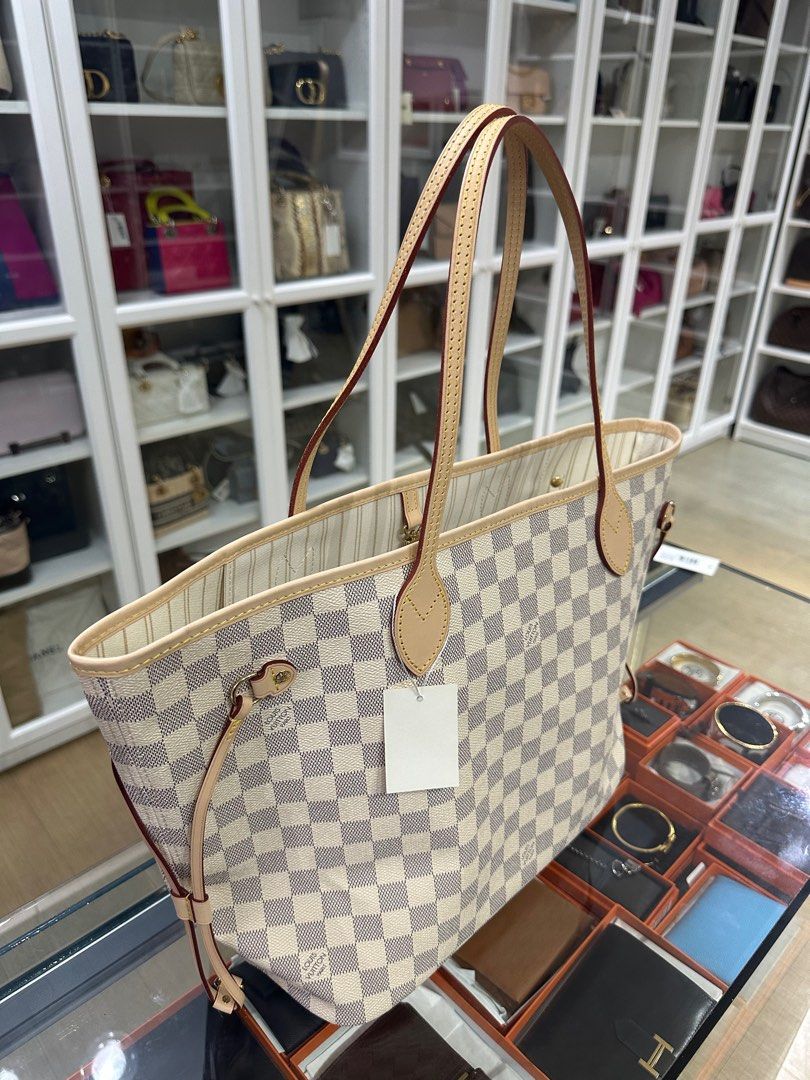 Louis Vuitton Neverfull MM in Damier Azure Canvas (Microchip) (Category: Luxury Bags & Wallets) located in Taguig. Submitted by closetcompany (Listing ID 1305011707, Image 3). Description: Louis Vuitton Neverfull MM in Damier Azure Canvas (Microchip) 🫧Php 115,000 🫧CONDITION: Brand New 🫧RATING: 10/10 🫧INCLUSIONS: box, paper bag, dust bag, material card, detachable pouch, store receipt 🫧Modes of Payment: Cash BDO credit card (Up to 12 mos inst
