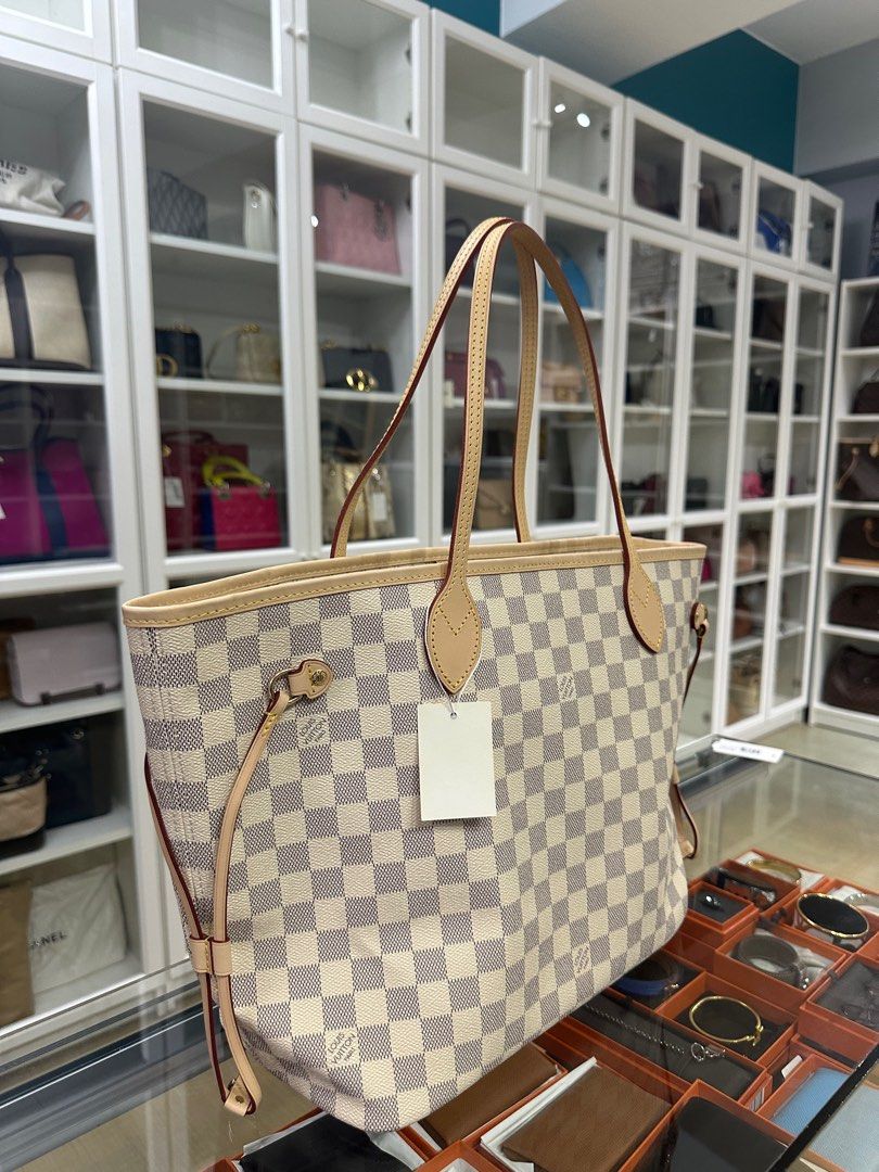Louis Vuitton Neverfull MM in Damier Azure Canvas (Microchip) (Category: Luxury Bags & Wallets) located in Taguig. Submitted by closetcompany (Listing ID 1305011707, Image 2). Description: Louis Vuitton Neverfull MM in Damier Azure Canvas (Microchip) 🫧Php 115,000 🫧CONDITION: Brand New 🫧RATING: 10/10 🫧INCLUSIONS: box, paper bag, dust bag, material card, detachable pouch, store receipt 🫧Modes of Payment: Cash BDO credit card (Up to 12 mos inst