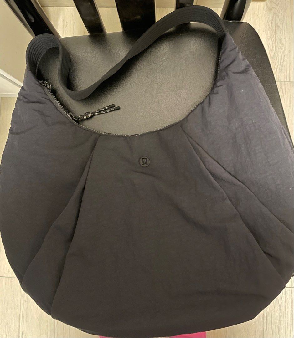 Lululemon pleated shoulder bag 10L, 女裝, 手袋及銀包, 單肩包