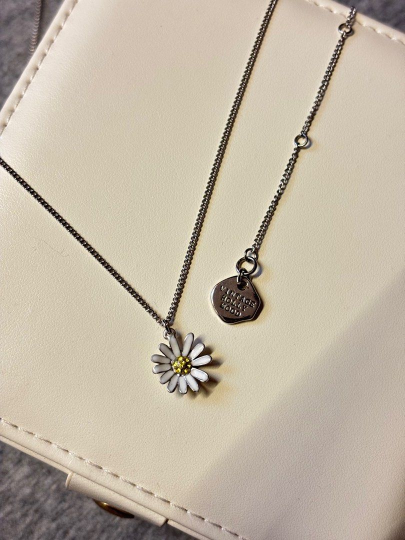 Mini Daisy Necklace BTS Jimin Suga 同款頸鏈, 女裝, 飾物及配件, 頸