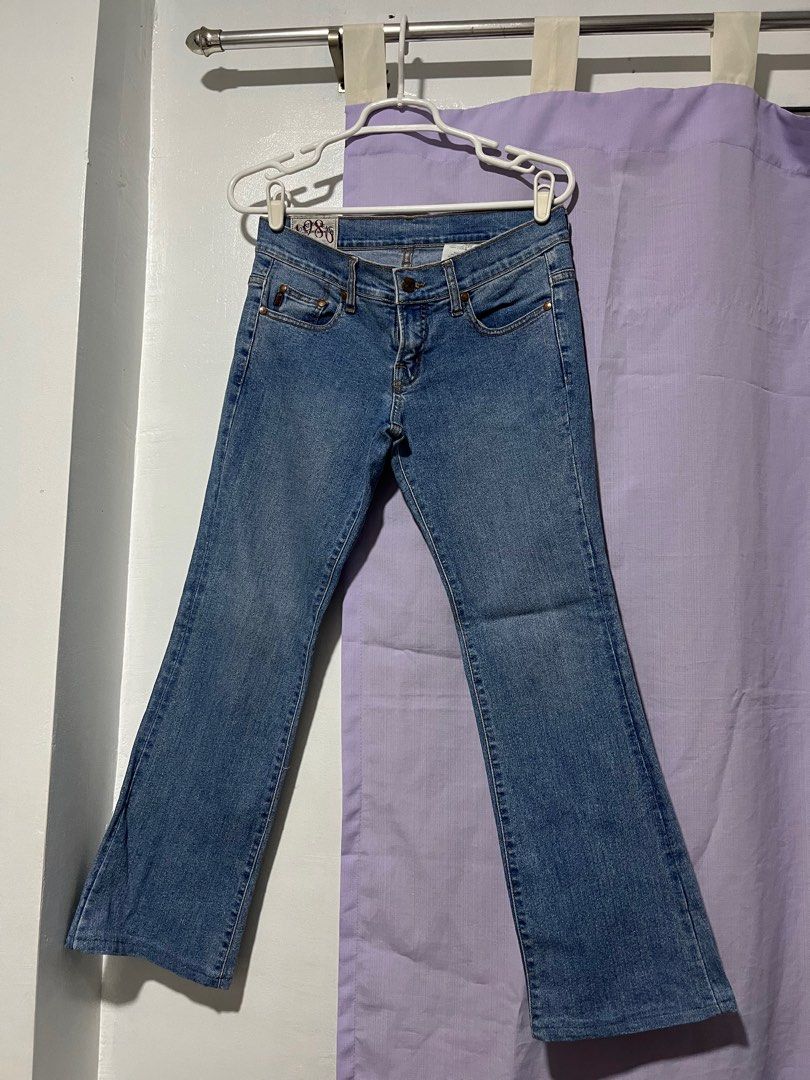 Mossimo Jeans low rise flare size 28 (Category: Jeans) located in Malabon City. Submitted by shopperistaph (Listing ID 1305079056, Image 1). Description: size 28 low rise flare jeans.