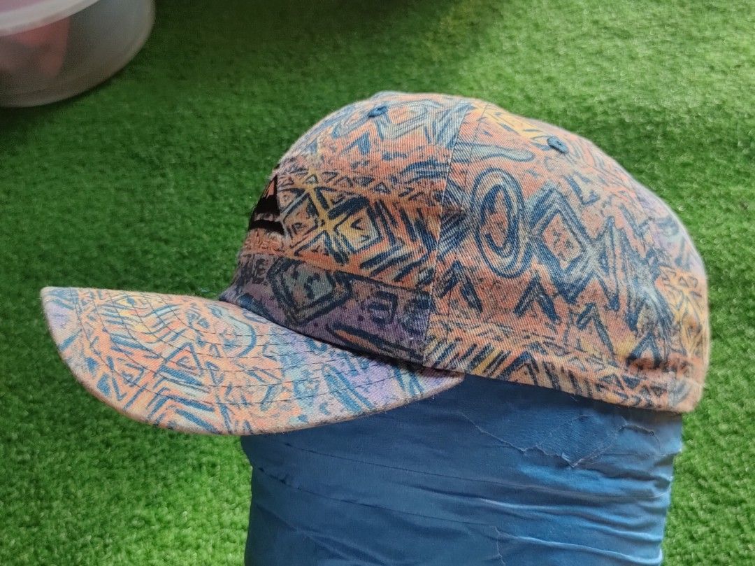 QUIKSILVER (Category: Activewear) located in Pasir Gudang. Submitted by collecterpudar (Listing ID 1305058421, Image 3). Description: " Quiksilver " Condition : Nice and Great 🔥 Item : QS Boutique clothing (NOS) Size : Adjustable Snap Colorful Design Vintage FREEPOSTAGE ✅.