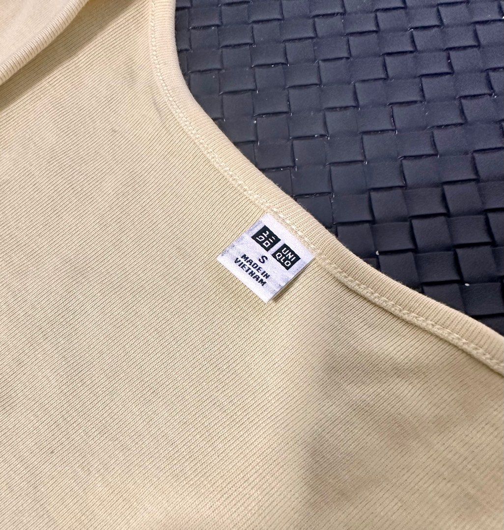 Uniqlo crop top (Category: Blouses) located in Quezon City. Submitted by leilopez (Listing ID 1304984742, Image 3). Description: LP na po 🙂 Not ukay.