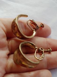 Vintage earring gold tone