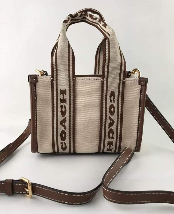 🍀 CCH Mini Smith Tote (Category: Luxury Bags & Wallets) located in Manila. Submitted by shan_kenz (Listing ID 1305211339, Image 3). Description: 🍀 CCH Mini Smith Tote ▪️16 x 12 x 8cm 💰P1,900 ▪️Actual photo ▪️Plus SF.
