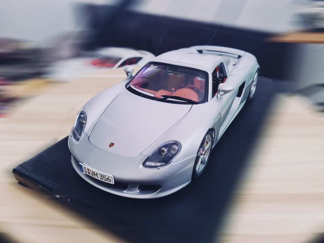 Autoart millenium 1:18 Porsche Carrera GT Silver with brown