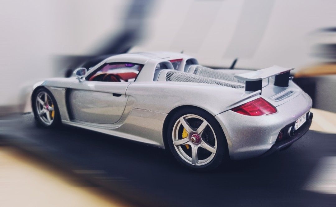 Autoart millenium 1:18 Porsche Carrera GT Silver with brown