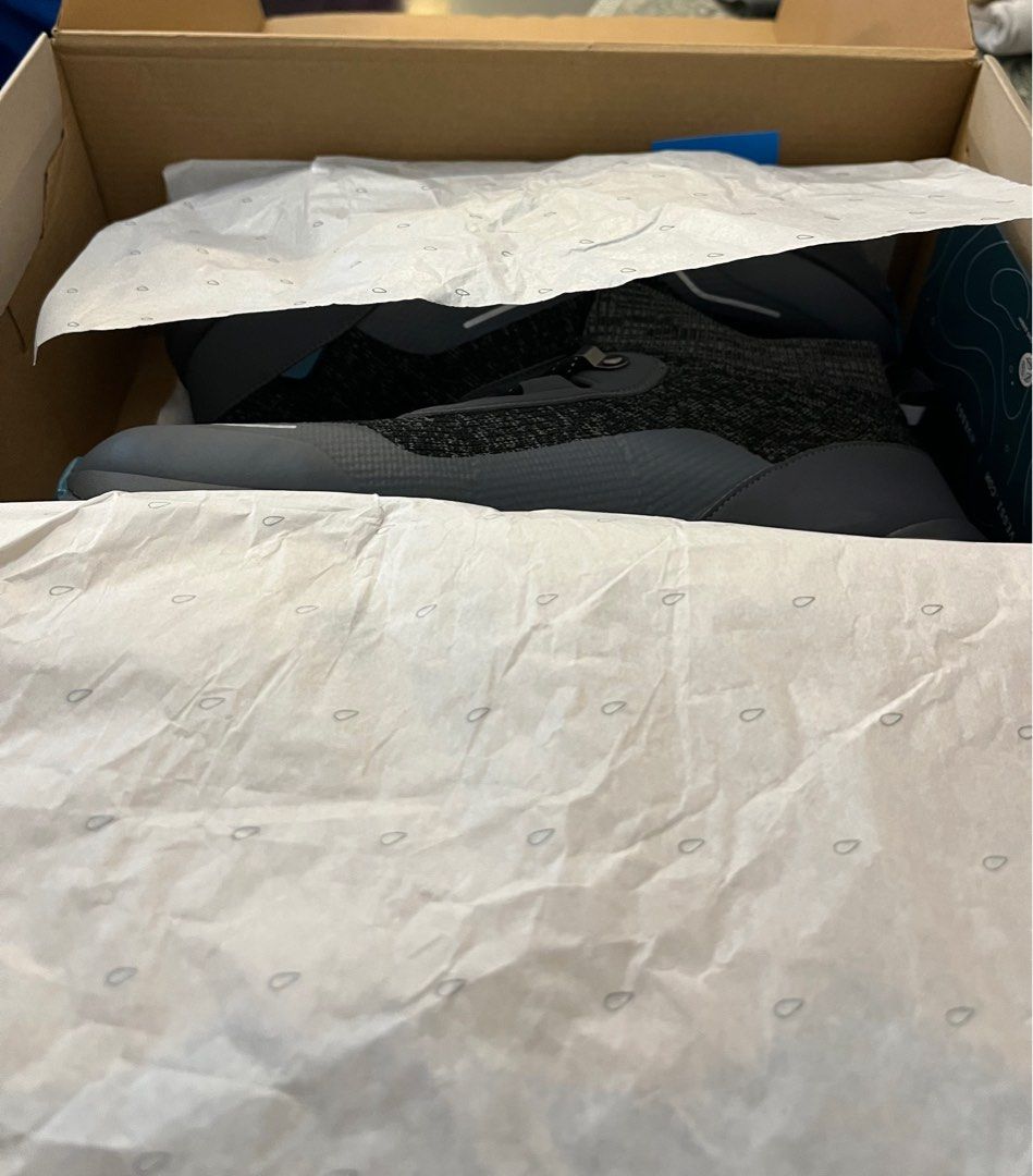 Brand new Vessi shoes (Category: Footwear) located in Toronto. Submitted by armangagiu70983 (Listing ID 1305202325, Image 3). Description: Hi everyone 👋 i am selling these brand new Vessi shoes for cheaper than usual price which is 175 The original price is 195 before tax.