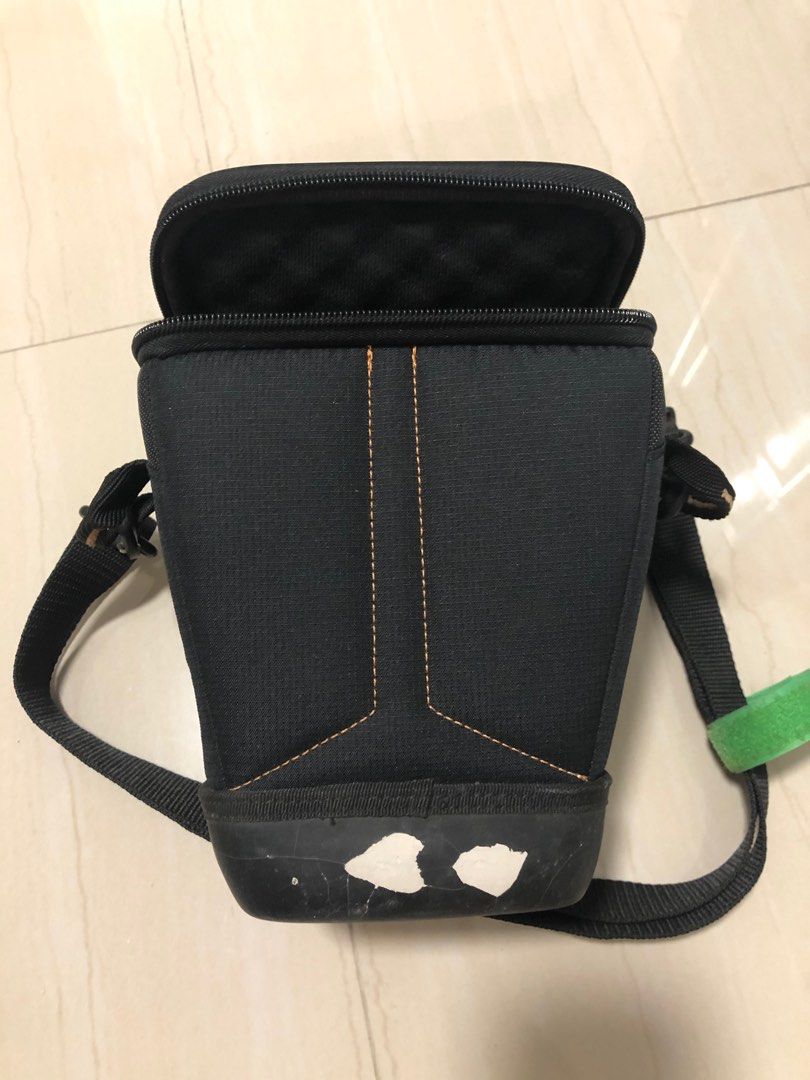 Case Logic - DSLR Camera Bag (Category: Camera Bags & Carriers) located in Manila. Submitted by summerkissmnl (Listing ID 1305266017, Image 3). Description: Hard Case Bag - With minimal flaws. (Chipped off black thingy at the bottom) other than that the bag is still in good condition. It doesn’t affect the purpose of the bag. It can till protect your camera from breaking. 🙂 Qc pick up. .