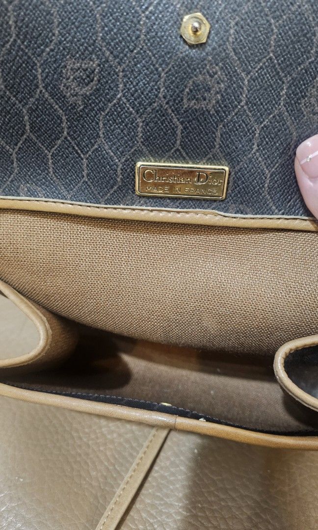 Dior中古包 （分類：手袋及銀包）位於 Hong Kong。 由 doll1235 提交（商品編號 1305293239，圖片 3）。簡介： 中古包 有一定嘅歲月痕跡 四角狀況良好 正品 正品 正品 重要嘅嘢講三次 得袋其他咩都冇 爽快者 $900。
