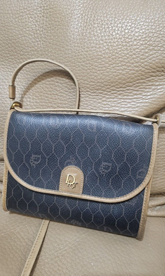 Dior中古包 （分類：手袋及銀包）位於 Hong Kong。 由 doll1235 提交（商品編號 1305293239，圖片 1）。簡介： 中古包 有一定嘅歲月痕跡 四角狀況良好 正品 正品 正品 重要嘅嘢講三次 得袋其他咩都冇 爽快者 $900。