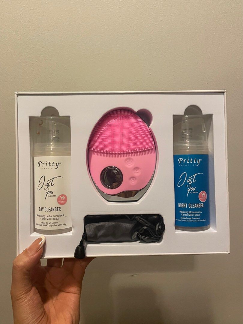 Facial Cleansing Device (Similar to Foreo 😋) (Category: Face Care) located in Quezon City. Submitted by ellereve_ph (Listing ID 1305136110, Image 1). Description: Selling just the facial cleanser device. NOTE THAT: The cleansers are already expired. - Bought it from Dubai 🤗 .