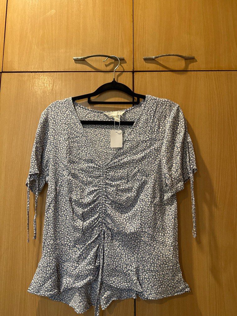 H&M Blue Floral Top (Category: Blouses) located in Quezon City. Submitted by _sdot (Listing ID 1305229769, Image 1). Description: .