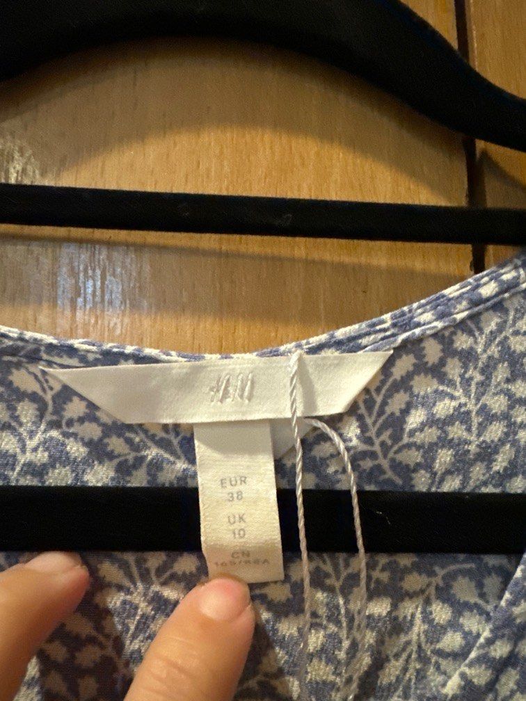 H&M Blue Floral Top (Category: Blouses) located in Quezon City. Submitted by _sdot (Listing ID 1305229769, Image 2). Description: .