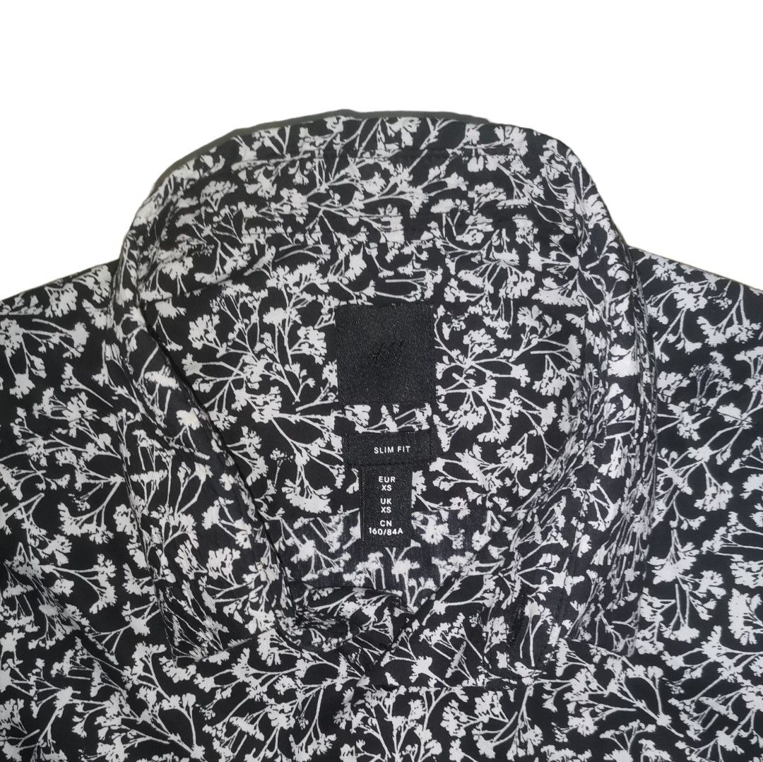 H&M Longsleeve Polo / Printed Button Up Shirt (Category: Formal Shirts) located in Baguio. Submitted by mr.declutterer (Listing ID 1305208834, Image 2). Description: Brandnew - never been used Stretchable fabric Rounded hem XS on tag - could fit S 28" x 19".