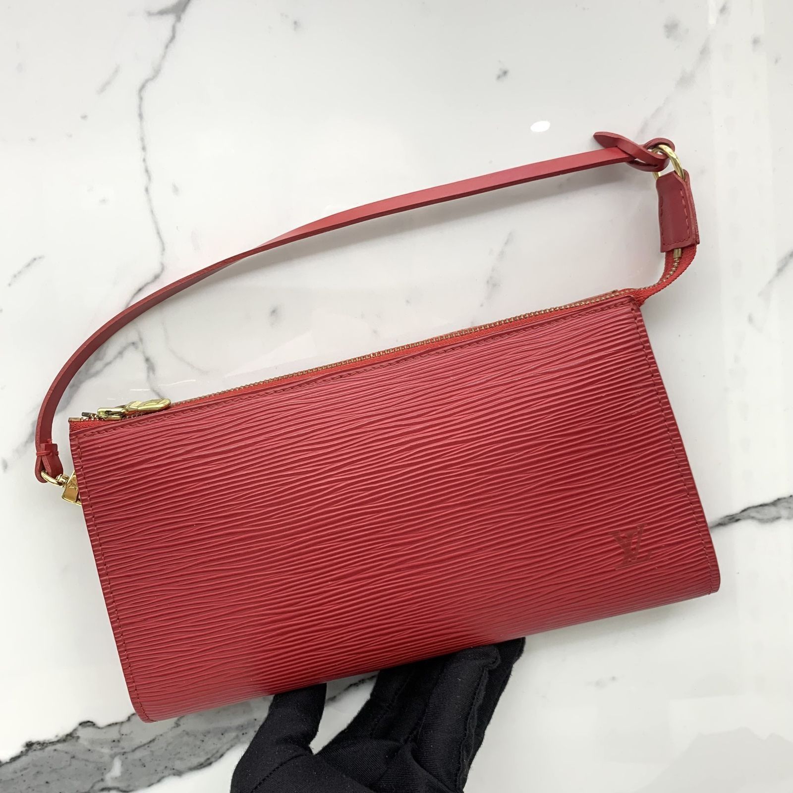 Louis vuitton epi pochette accessoires store