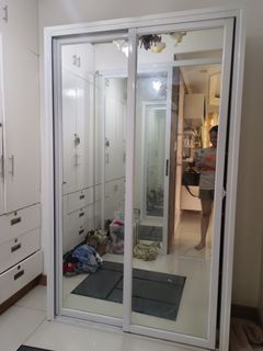 Sliding door cabinet w/mirror