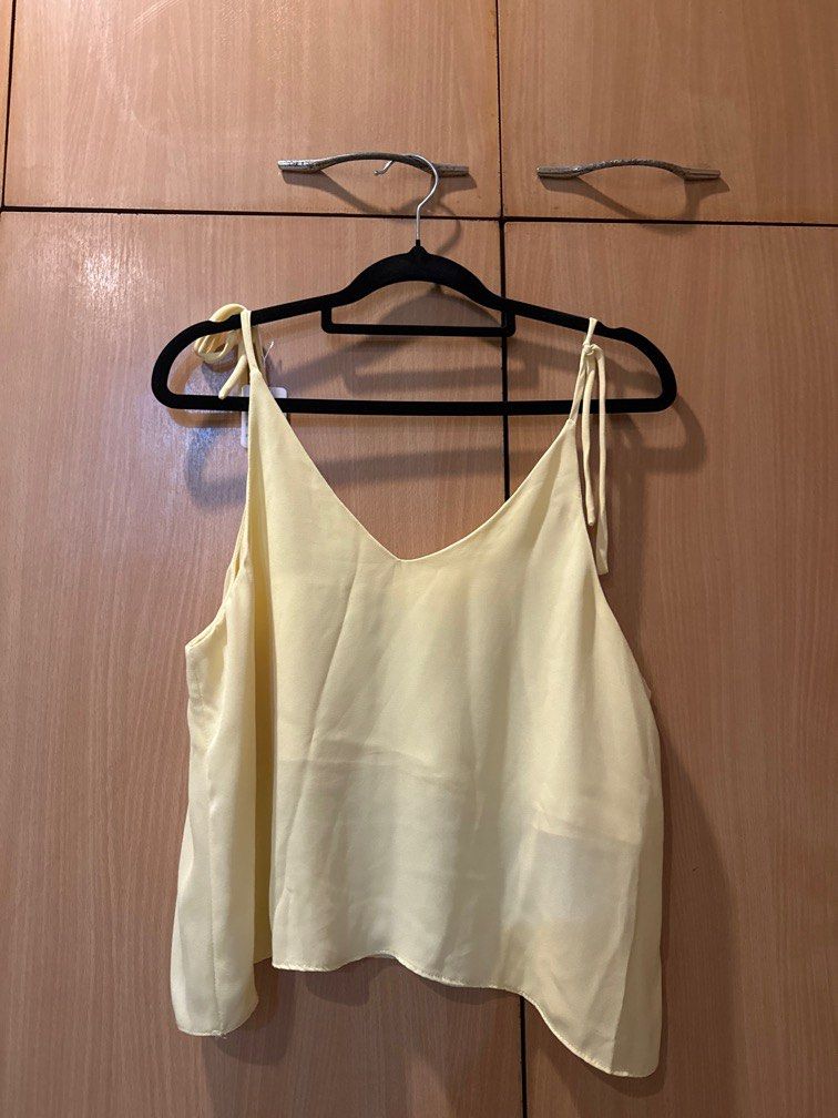 Yellow sleeveless top (Category: Sleeveless) located in Quezon City. Submitted by _sdot (Listing ID 1305231068, Image 1). Description: .