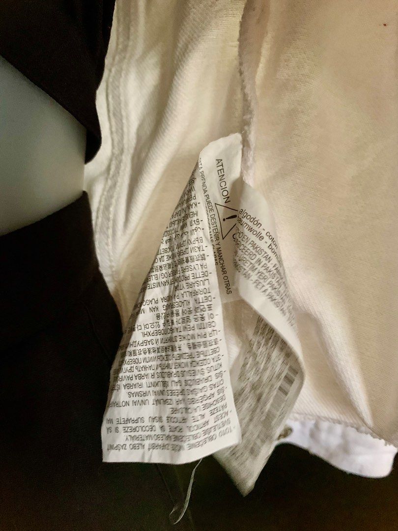 ZARA Jacket Denim (Category: Coats, Jackets and Outerwear) located in Guagua. Submitted by rizza4 (Listing ID 1305149164, Image 3). Description: • Small to Medium • no flaws • Still white • Complete buttons .