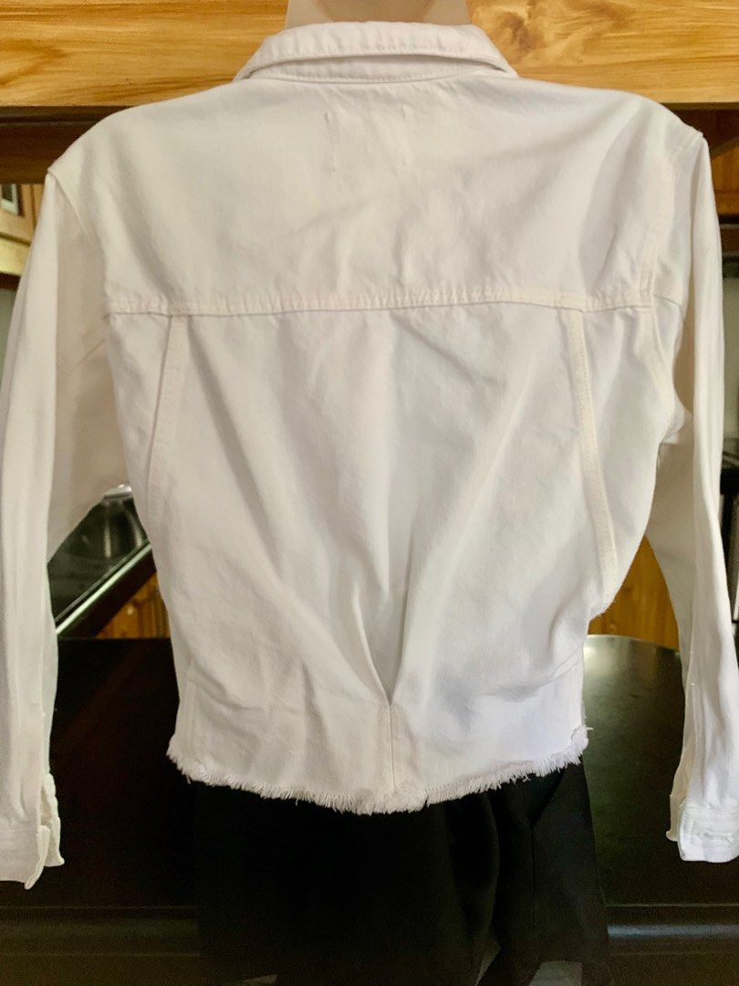 ZARA Jacket Denim (Category: Coats, Jackets and Outerwear) located in Guagua. Submitted by rizza4 (Listing ID 1305149164, Image 2). Description: • Small to Medium • no flaws • Still white • Complete buttons .