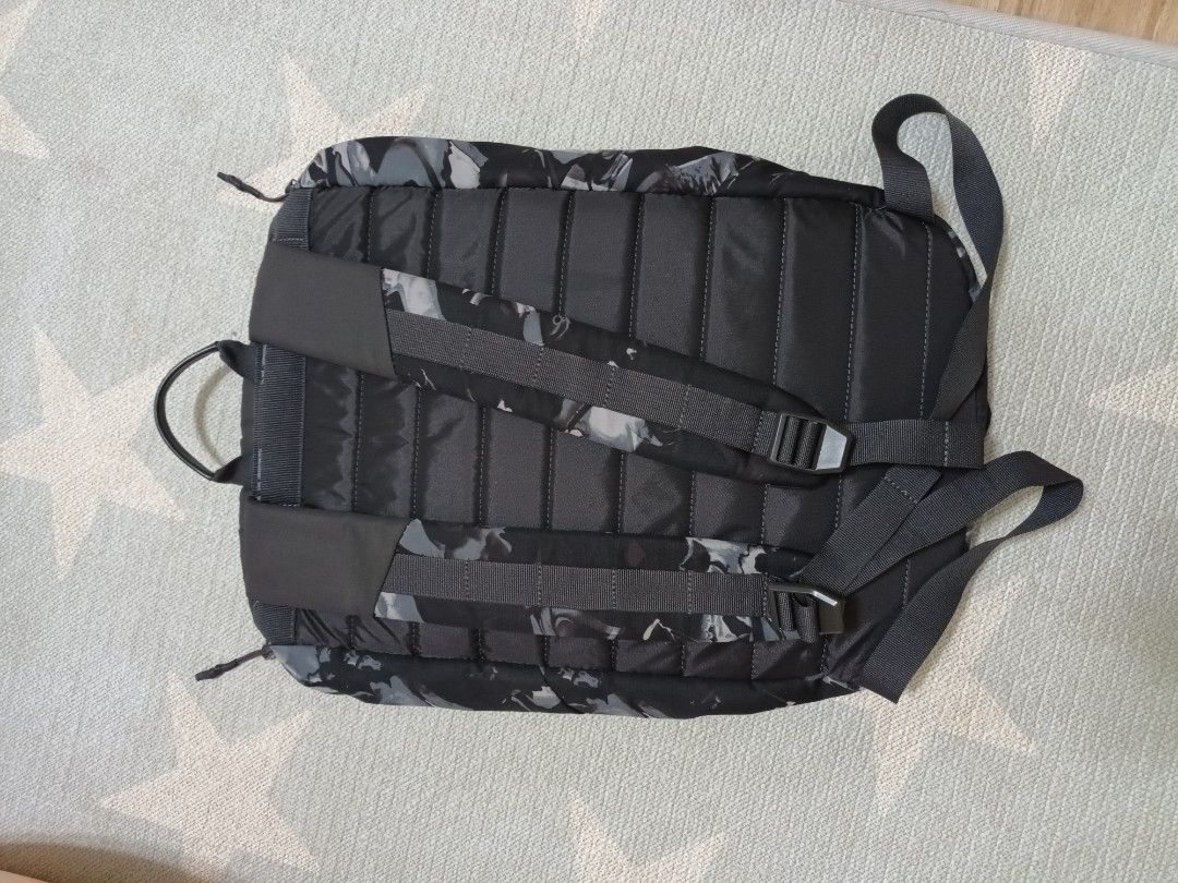 backpack （分類：背包）位於 Hong Kong。 由 jeffkan 提交（商品編號 1305463670，圖片 4）。簡介： 雙肩背包新舊如相，可放筆記本電腦，16L。