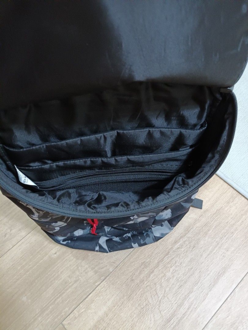 backpack （分類：背包）位於 Hong Kong。 由 jeffkan 提交（商品編號 1305463670，圖片 3）。簡介： 雙肩背包新舊如相，可放筆記本電腦，16L。
