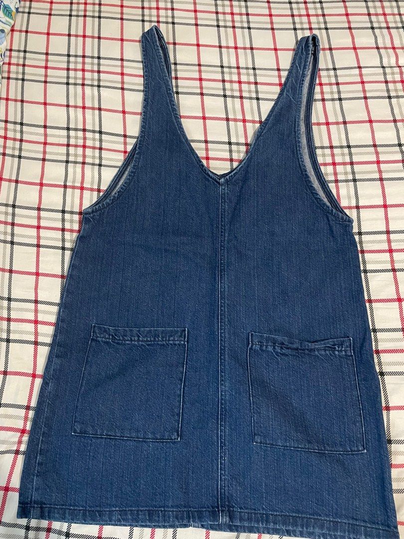 Bershka Maong Pinafore Jumper (Category: Dresses) located in Las Pinas. Submitted by arm_arc (Listing ID 1305453130, Image 1). Description: Size is Small. In very good condition. God Bless ❤️.