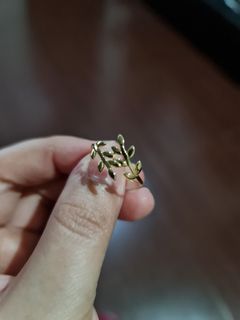 Leaf Ring Size 7.5 Light Weight 18k Saudi Gold