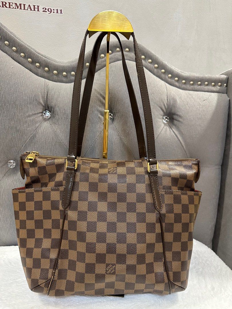 FAST SALE Louis Vuitton Totally (Category: Luxury Bags & Wallets) located in Manila. Submitted by preloved.jp (Listing ID 1305381757, Image 1). Description: Authentic Louis Vuitton Totally PM Size Damier Ebene .