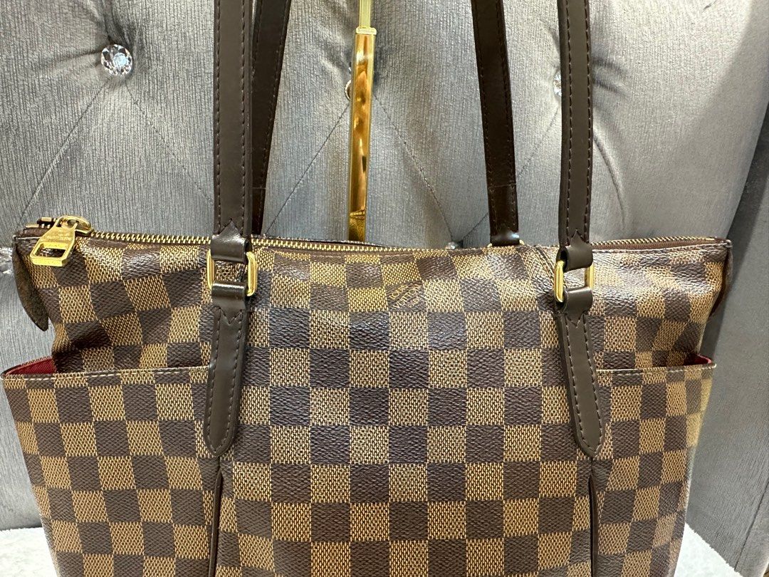 FAST SALE Louis Vuitton Totally (Category: Luxury Bags & Wallets) located in Manila. Submitted by preloved.jp (Listing ID 1305381757, Image 2). Description: Authentic Louis Vuitton Totally PM Size Damier Ebene .