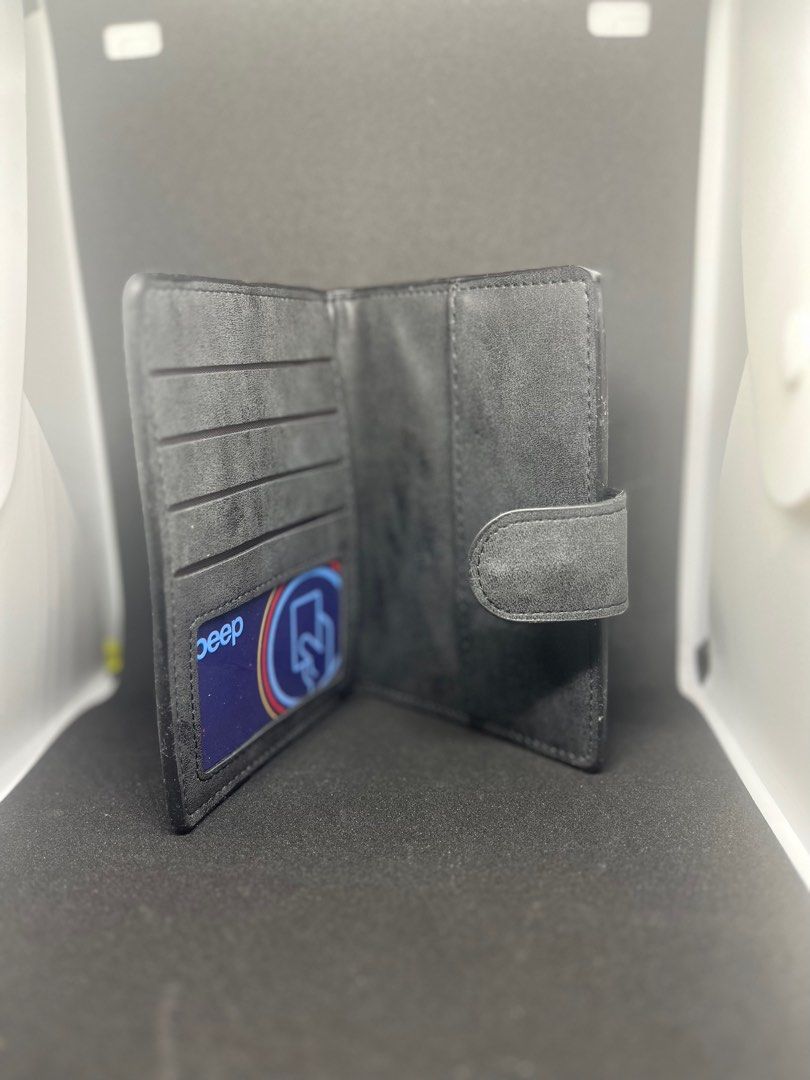 Passport / Card Holder (Category: Wallets & Card holders) located in Santa Rosa. Submitted by alymacmac (Listing ID 1305414291, Image 2). Description: Given as a gift, negotiable Rfs: Decluttering.