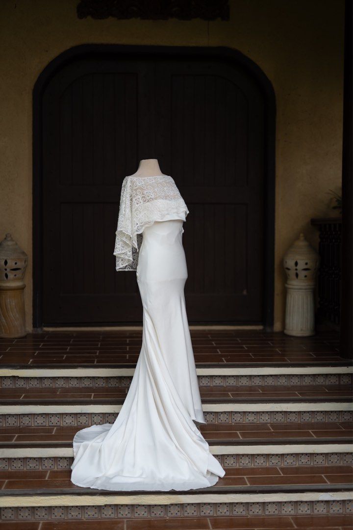 Plain White Tube Wedding gown (Category: Evening dresses & gowns) located in Peñablanca. Submitted by pauloveditems (Listing ID 1305481853, Image 2). Description: My wedding gown last December 2023. Already dry cleaned. Bought Preloved for 15k. Selling it super low with free Panuelo (handmade and bought brand new) and Unused Long Veil. Last price posted. This is super nice and nakakasexy. RFS no storage.