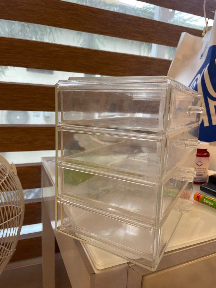 PRELOVED ACRYLIC CASE (Category: Makeup) located in Las Pinas. Submitted by monicasellsstuff (Listing ID 1305353318, Image 2). Description: This is a preloved makeup acrylic case. Selling it for 300 for 2 .