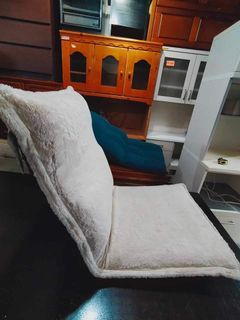 Recliner floor chair