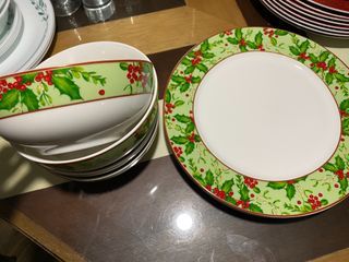set of 8 christmas plates + bowls