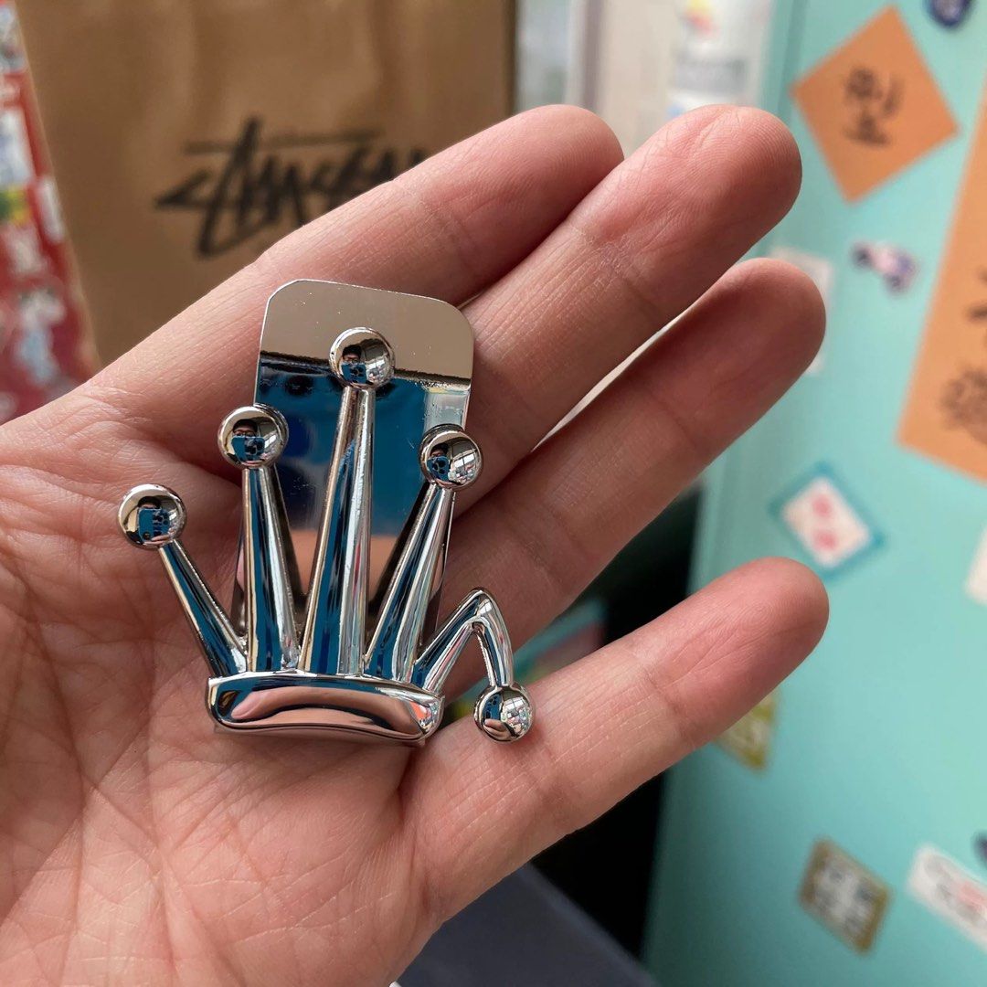 小物 STUSSY money clip crown 𝗞𝗔𝗣𝗘 𝗠𝗔𝗥𝗧 | The STUSSY BENT CROWN MONEY CLIP is the
