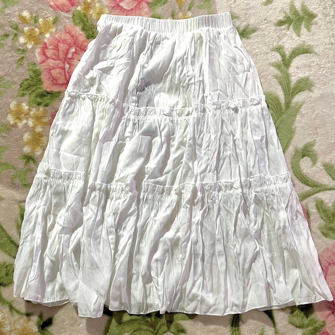 White Maxi Skirt Flared (Category: Skirts) located in Rizal. Submitted by beaa23 (Listing ID 1302828277, Image 1). Description: White Aesthetic Long Skirt Solid Frill Romwe.