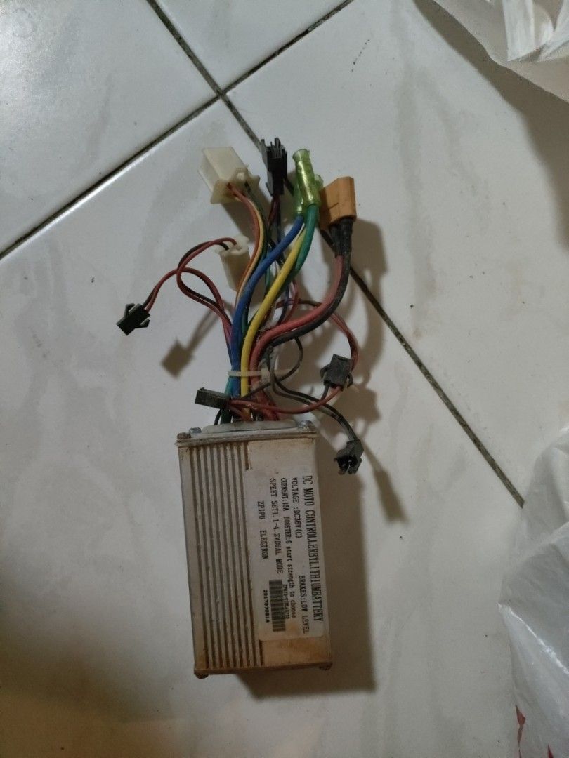 25v controller (Category: Other PMDs & Parts) located in Singapore. Submitted by aazkao (Listing ID 1305641742, Image 1). Description: e scooter/e bike controller.